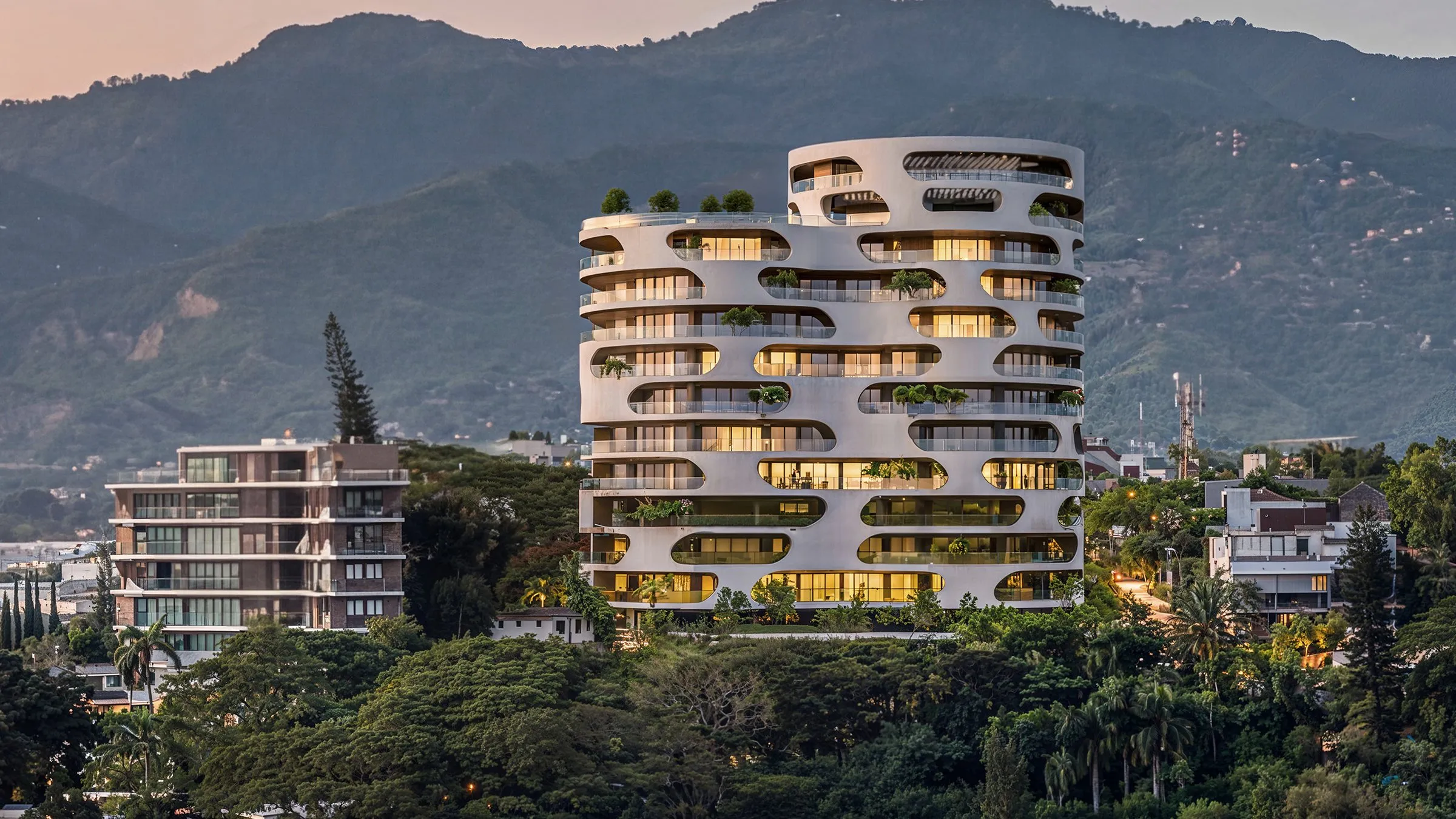 Torre Legend by Blueloft al atardecer en Cerros de Gurabo, Santiago, con la Cordillera Septentrional detrás