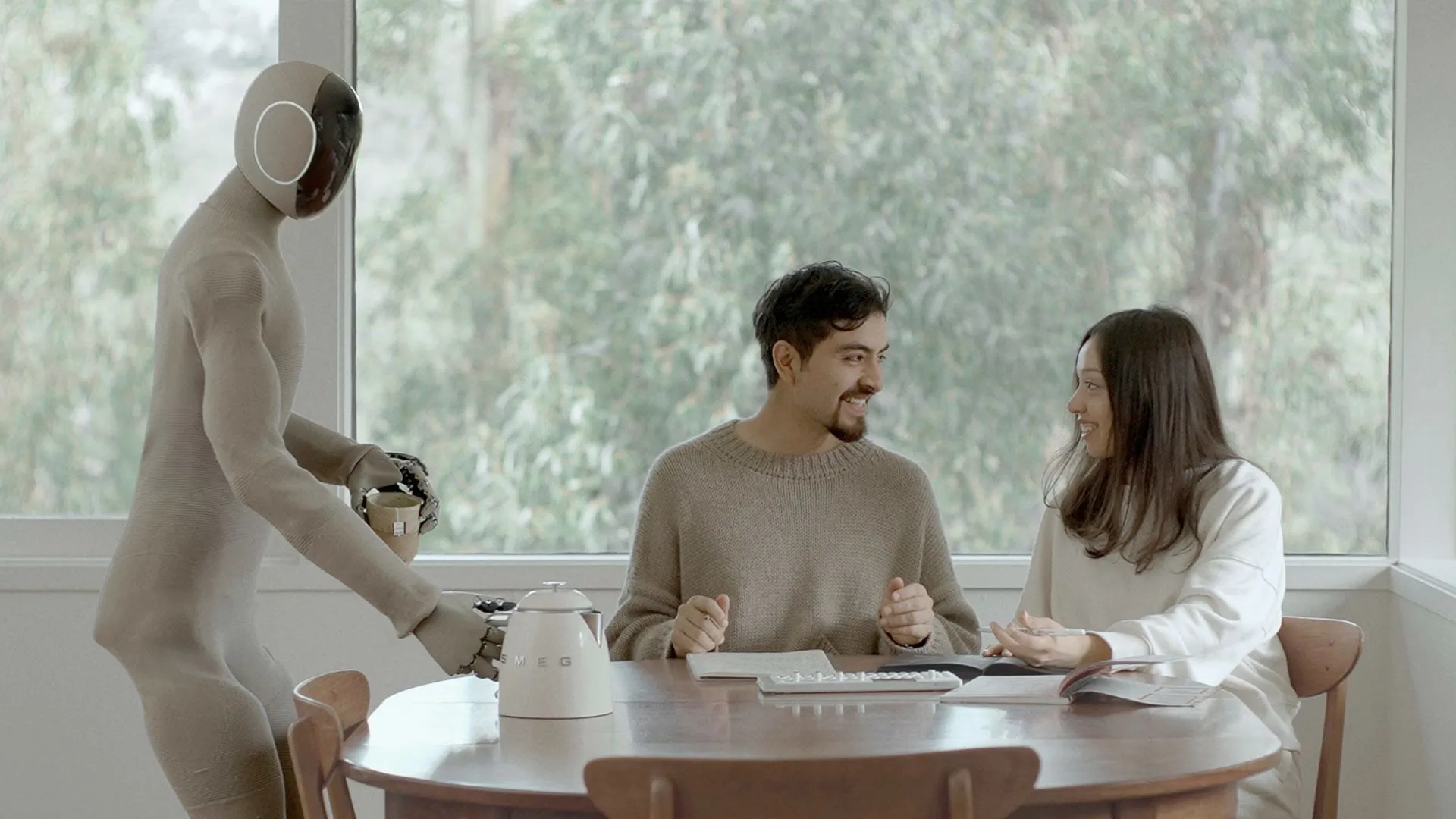 Asistente humanoide sirviendo café a una pareja de residentes